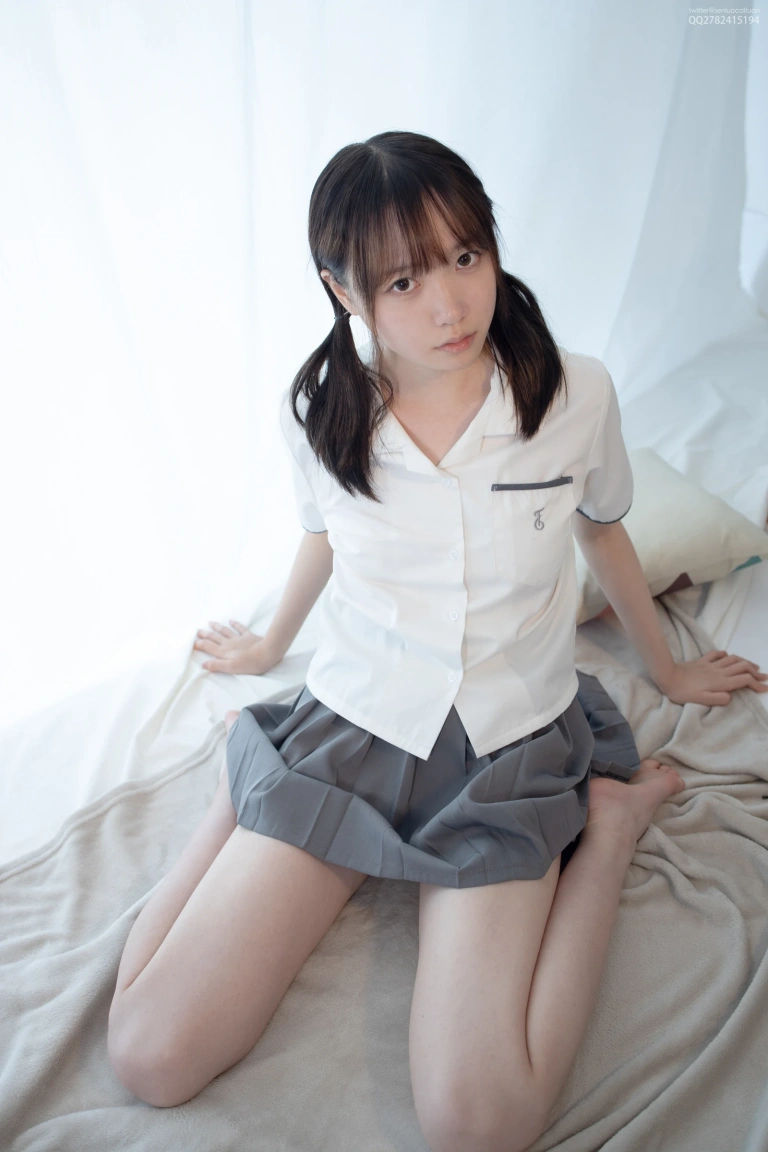 森萝财团《JKFUN-050 《百圆定制1.5-1》 JK果足 Aika》主题写真：69张全套美图