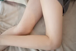 森萝财团《JKFUN-050 《百圆定制1.5-1》 JK果足 Aika》主题写真：69张全套美图