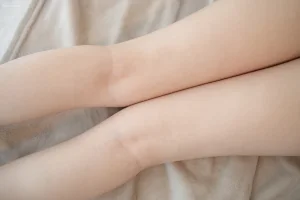 森萝财团《JKFUN-050 《百圆定制1.5-1》 JK果足 Aika》主题写真：69张全套美图
