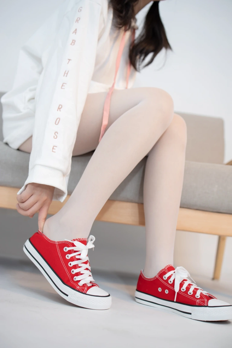 森萝财团《JKFUN-051 《红色帆布鞋定制》13D白丝 小夜》主题写真：50张全套美图，含1个视频