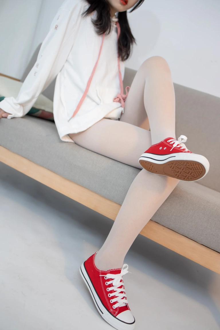 森萝财团《JKFUN-051 《红色帆布鞋定制》13D白丝 小夜》主题写真：50张全套美图，含1个视频