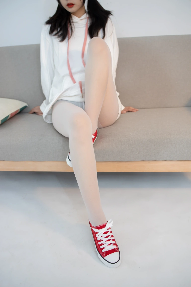 森萝财团《JKFUN-051 《红色帆布鞋定制》13D白丝 小夜》主题写真：50张全套美图，含1个视频