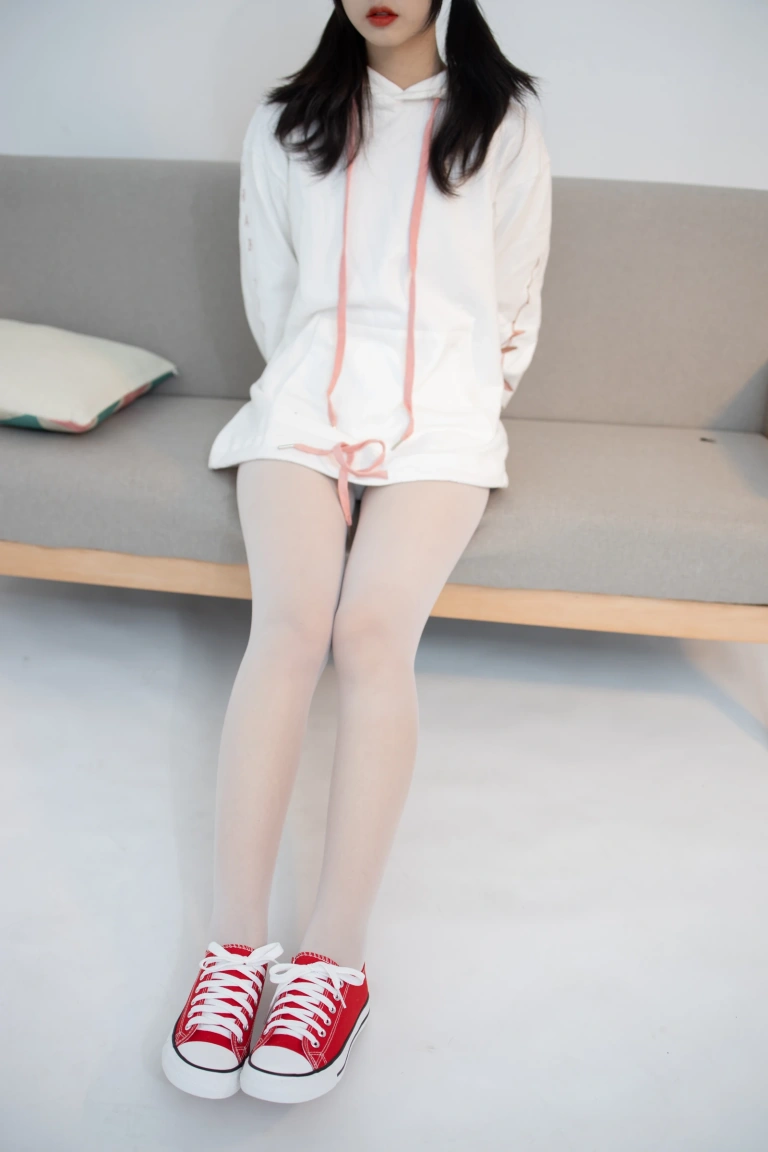 森萝财团《JKFUN-051 《红色帆布鞋定制》13D白丝 小夜》主题写真：50张全套美图，含1个视频