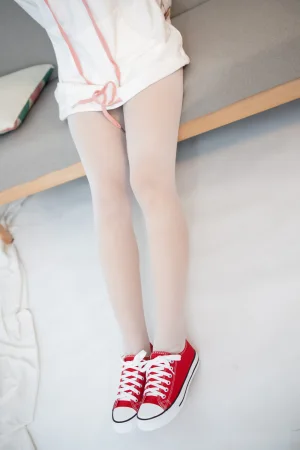 森萝财团《JKFUN-051 《红色帆布鞋定制》13D白丝 小夜》主题写真：50张全套美图，含1个视频