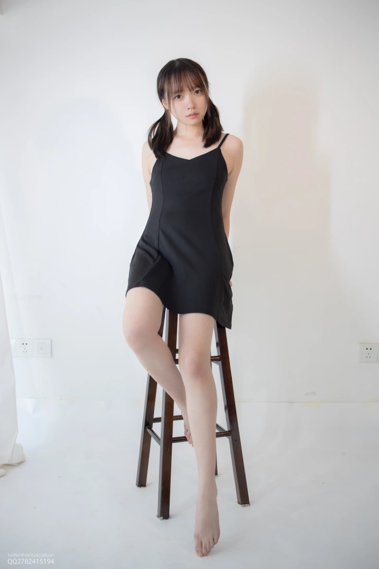 森萝财团《JKFUN-052 《百圆定制1.5-2》 高跟鞋果足 Aika》主题写真：67张全套美图，含1个视频