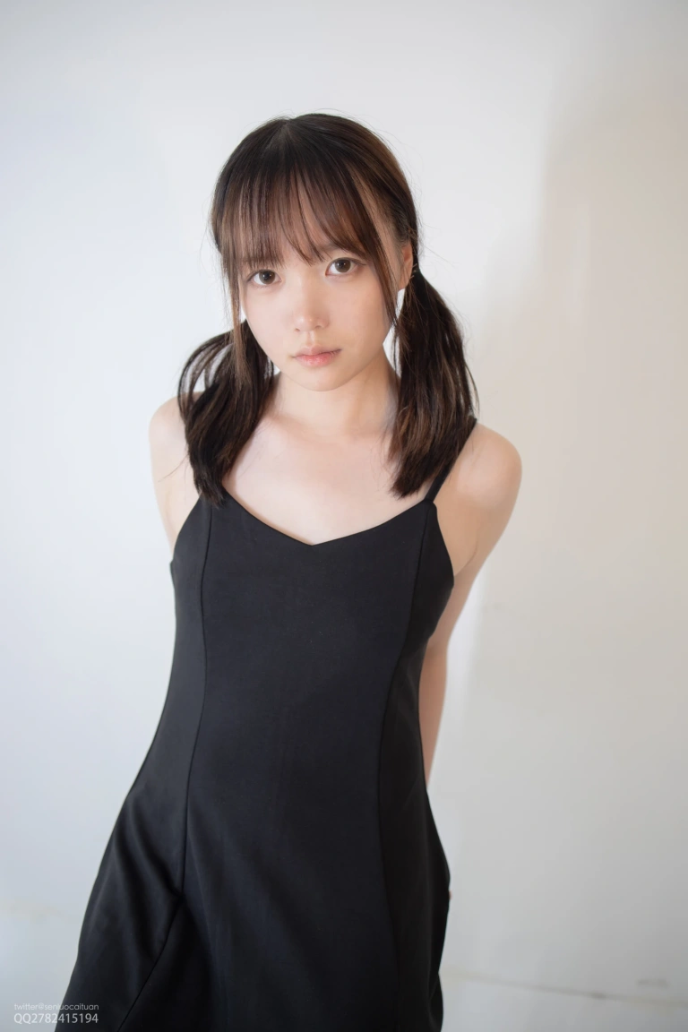 森萝财团《JKFUN-052 《百圆定制1.5-2》 高跟鞋果足 Aika》主题写真：67张全套美图，含1个视频