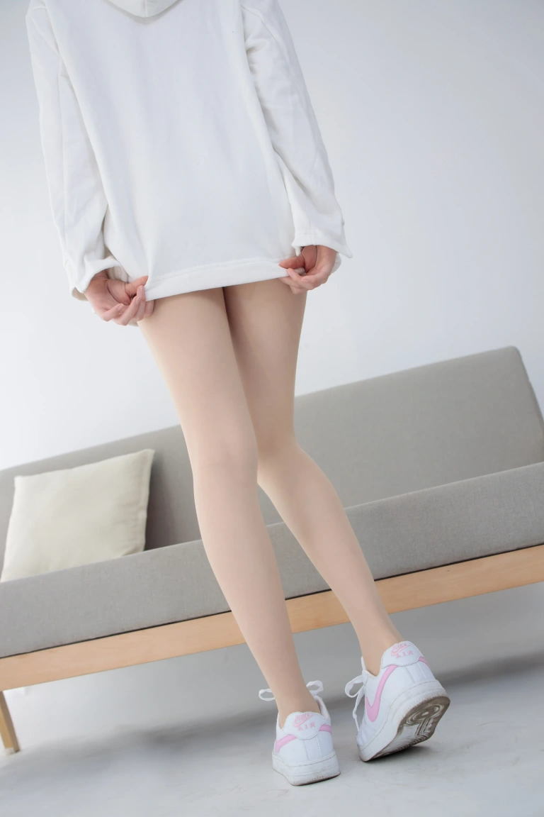森萝财团《JKFUN-055 《百圆定制2-1》 运动鞋 13D肉丝 Aika》主题写真：27张全套美图，含1个视频