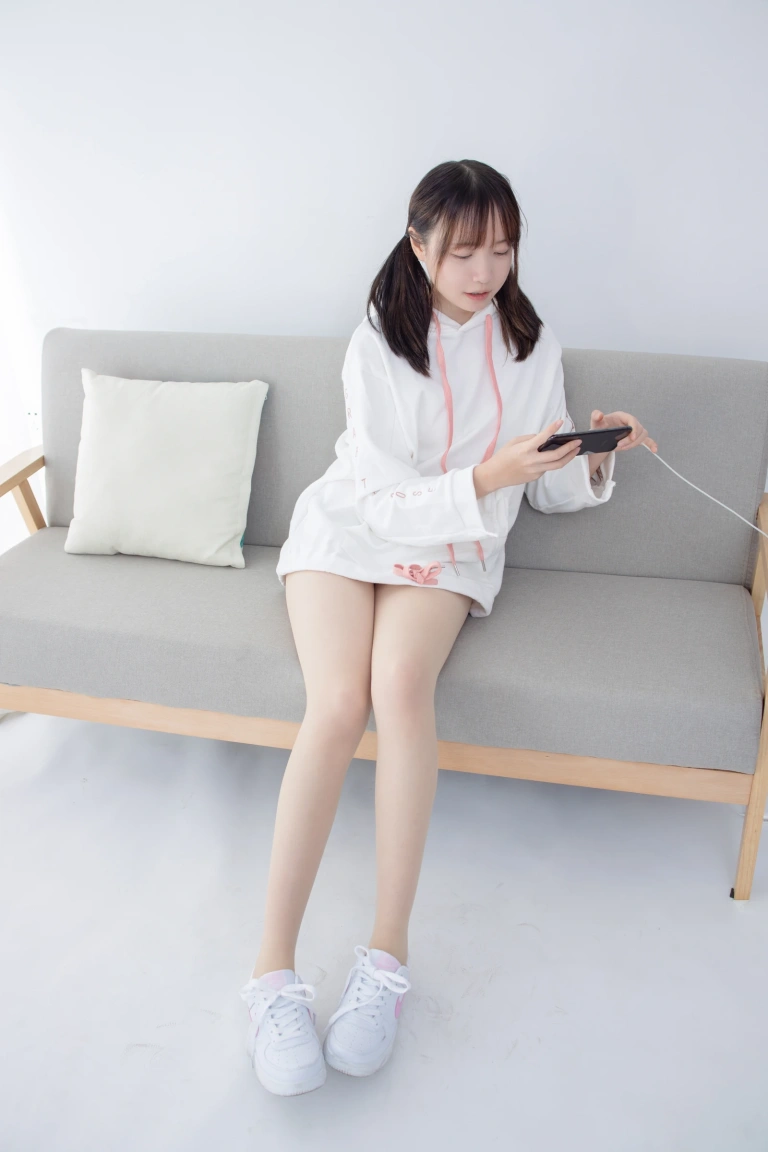 森萝财团《JKFUN-055 《百圆定制2-1》 运动鞋 13D肉丝 Aika》主题写真：27张全套美图，含1个视频