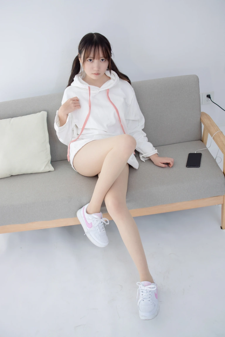 森萝财团《JKFUN-055 《百圆定制2-1》 运动鞋 13D肉丝 Aika》主题写真：27张全套美图，含1个视频