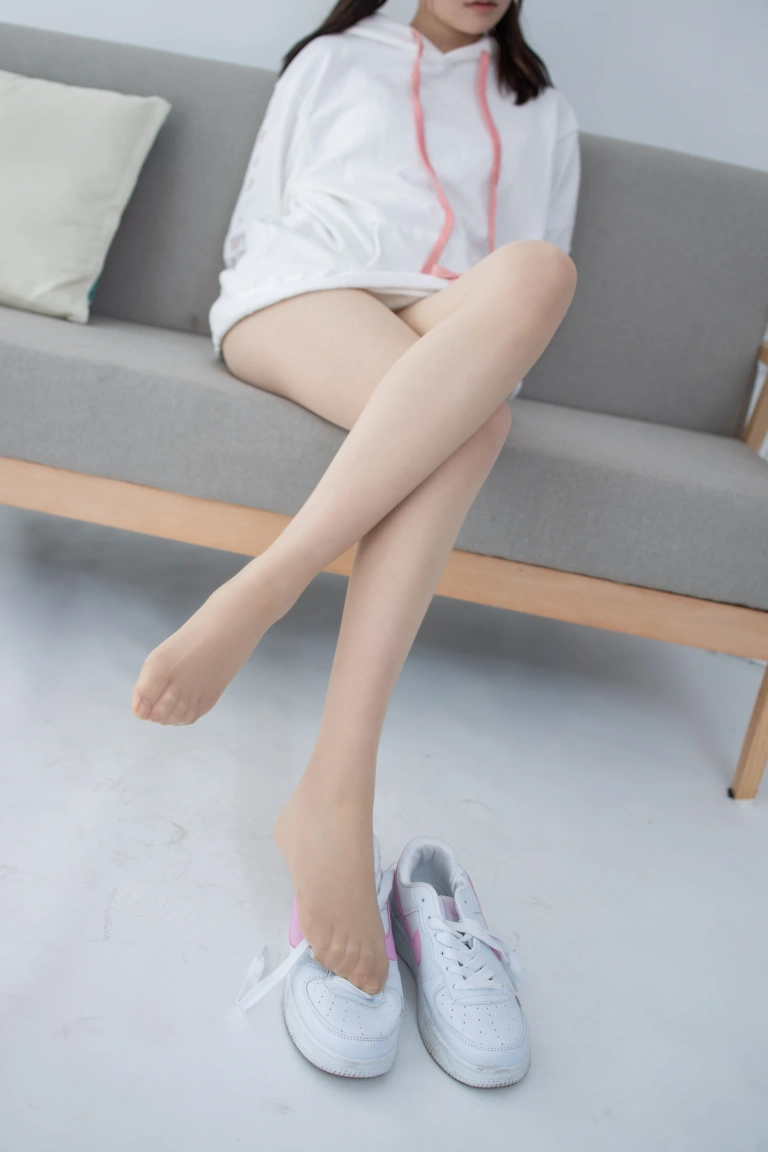 森萝财团《JKFUN-055 《百圆定制2-1》 运动鞋 13D肉丝 Aika》主题写真：27张全套美图，含1个视频