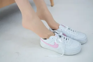 森萝财团《JKFUN-055 《百圆定制2-1》 运动鞋 13D肉丝 Aika》主题写真：27张全套美图，含1个视频