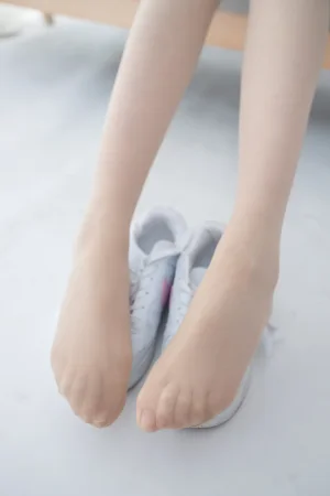 森萝财团《JKFUN-055 《百圆定制2-1》 运动鞋 13D肉丝 Aika》主题写真：27张全套美图，含1个视频