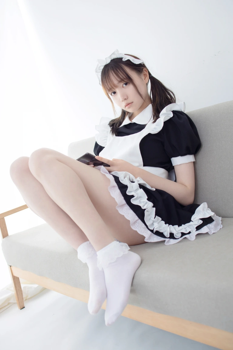 森萝财团《JKFUN-056 《百圆定制2-2》 蕾丝花边短袜女仆 Aika》主题写真：32张全套美图，含1个视频