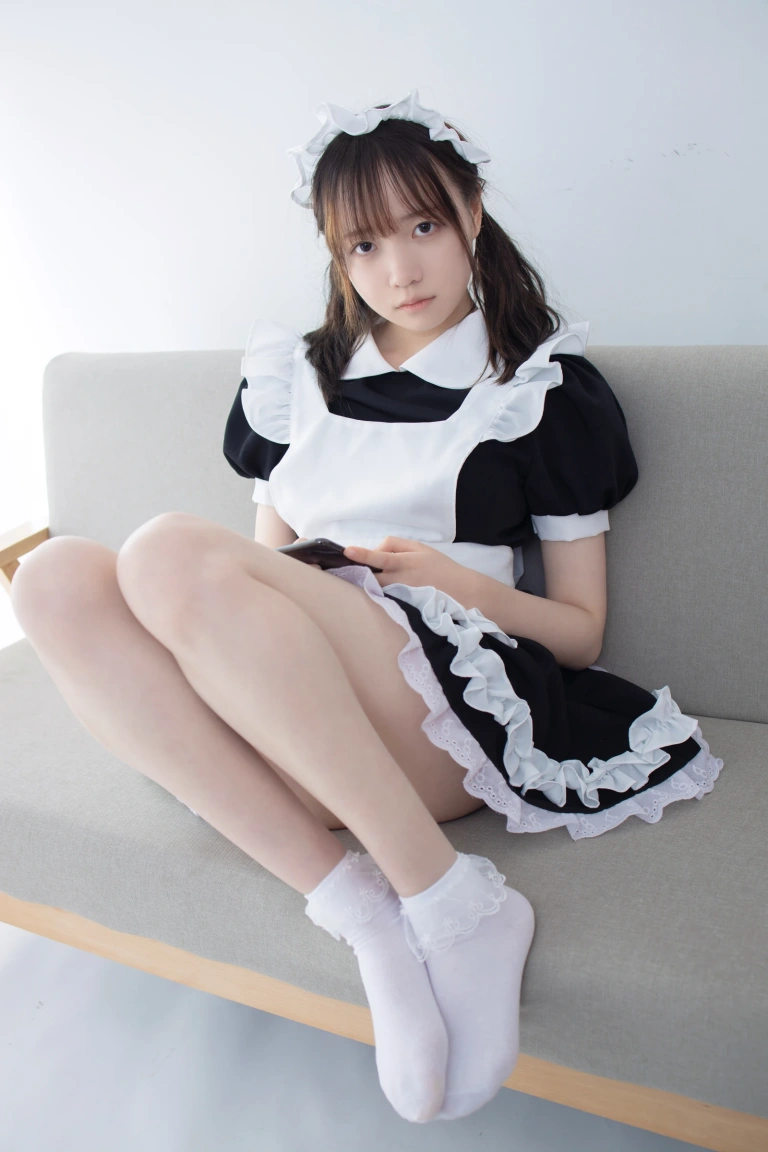森萝财团《JKFUN-056 《百圆定制2-2》 蕾丝花边短袜女仆 Aika》主题写真：32张全套美图，含1个视频