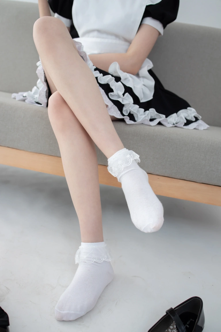 森萝财团《JKFUN-056 《百圆定制2-2》 蕾丝花边短袜女仆 Aika》主题写真：32张全套美图，含1个视频