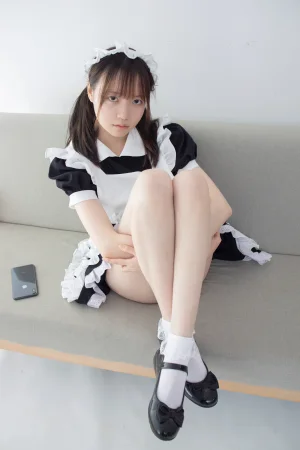 森萝财团《JKFUN-056 《百圆定制2-2》 蕾丝花边短袜女仆 Aika》主题写真：32张全套美图，含1个视频
