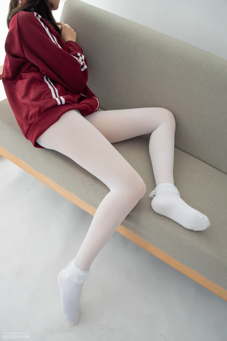 森萝财团《JKFUN-057 《百圆定制2-3》 白丝套蕾丝花边短袜 Aika》主题写真：40张全套美图，含1个视频