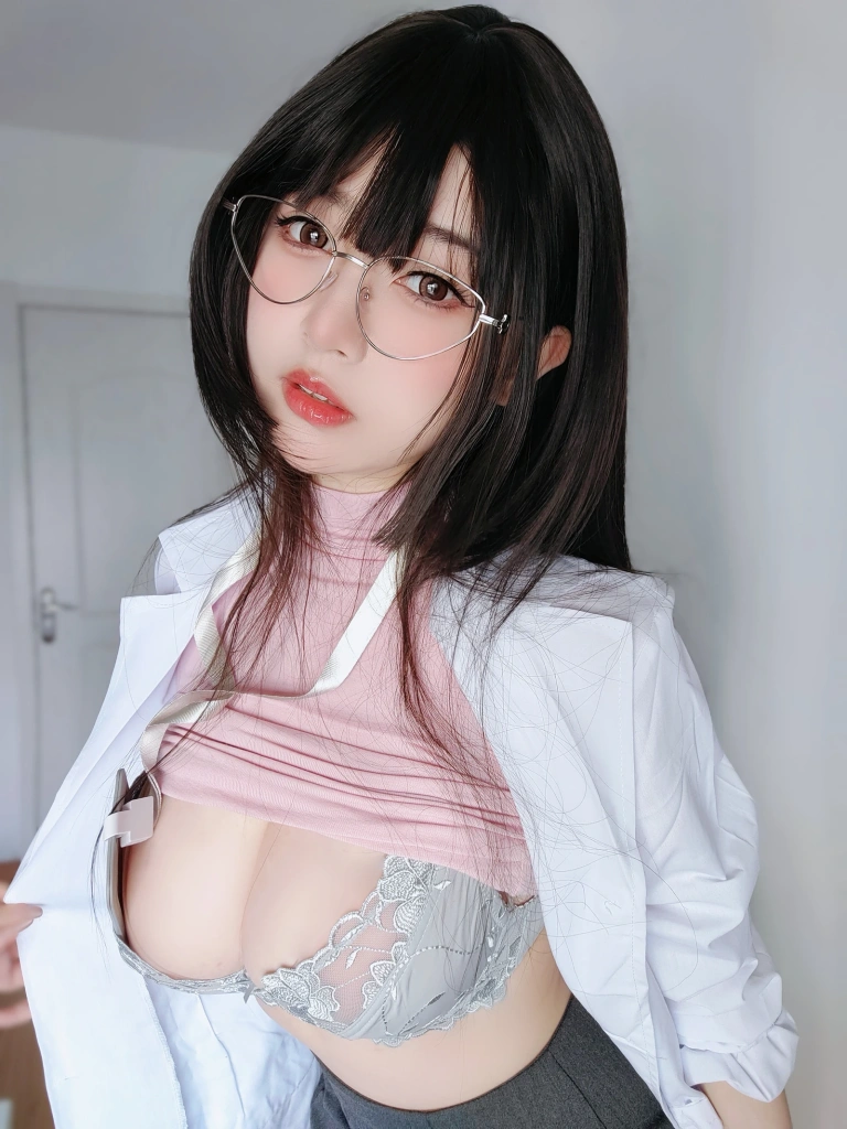 女主K《保健医师》主题写真：100张全套美图