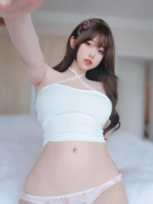 女主K《纯白上衣》主题写真：21张全套美图