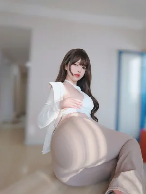 女主K《瑜伽服》主题写真：102张全套美图