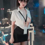 阿薰kaOri《黑丝OL》主题写真：45张全套美图