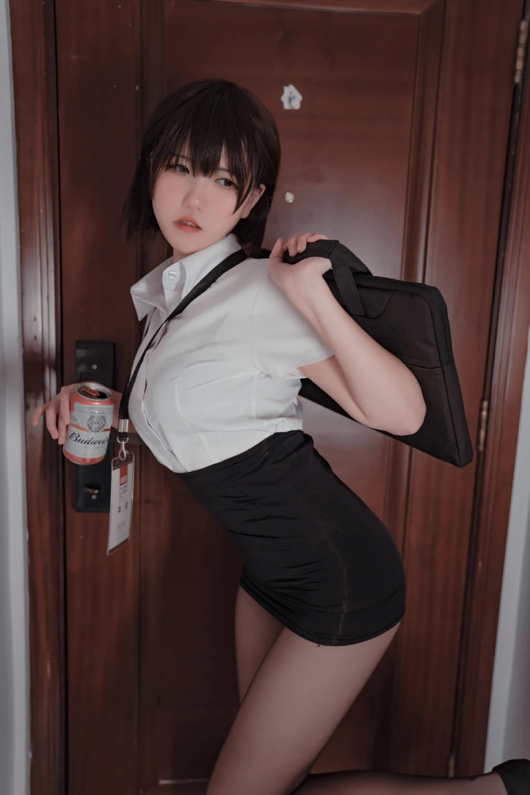 阿薰kaOri《黑丝OL》主题写真：45张全套美图