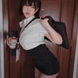 阿薰kaOri《黑丝OL》主题写真：45张全套美图