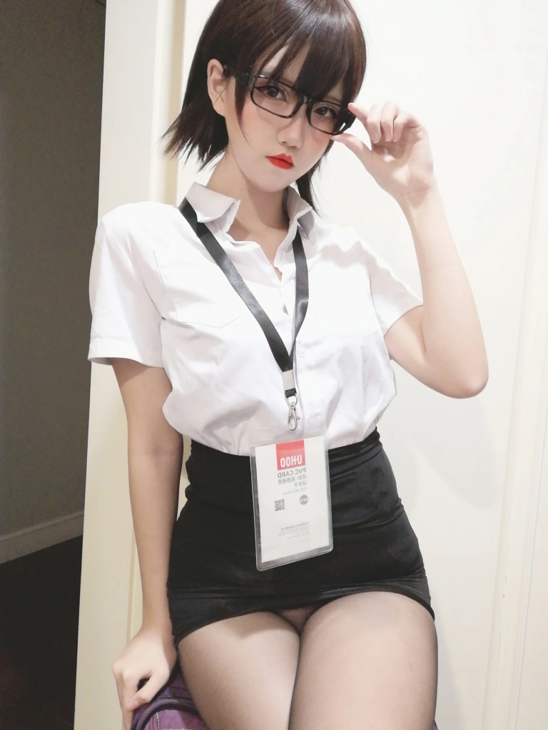 阿薰kaOri《黑丝OL》主题写真：45张全套美图