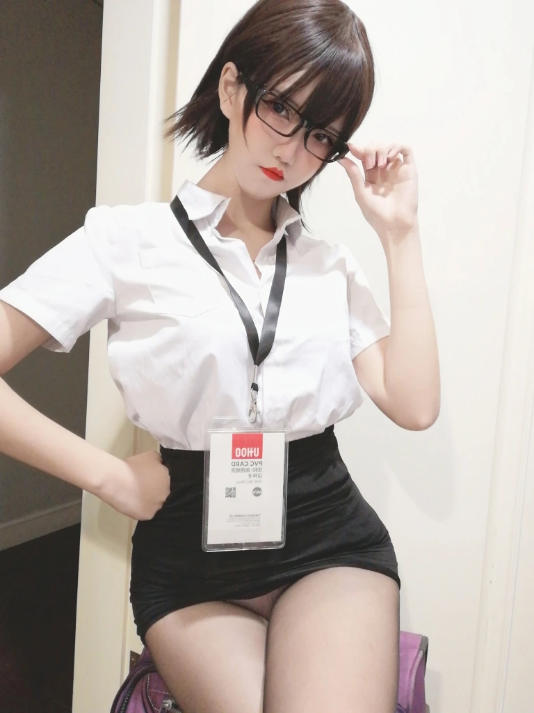 阿薰kaOri《黑丝OL》主题写真：45张全套美图