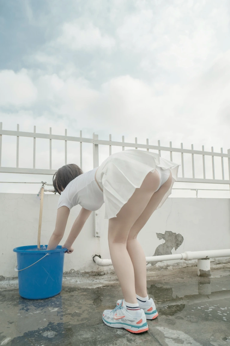 阿薰kaOri《天台》主题写真：82张全套美图，含1个视频