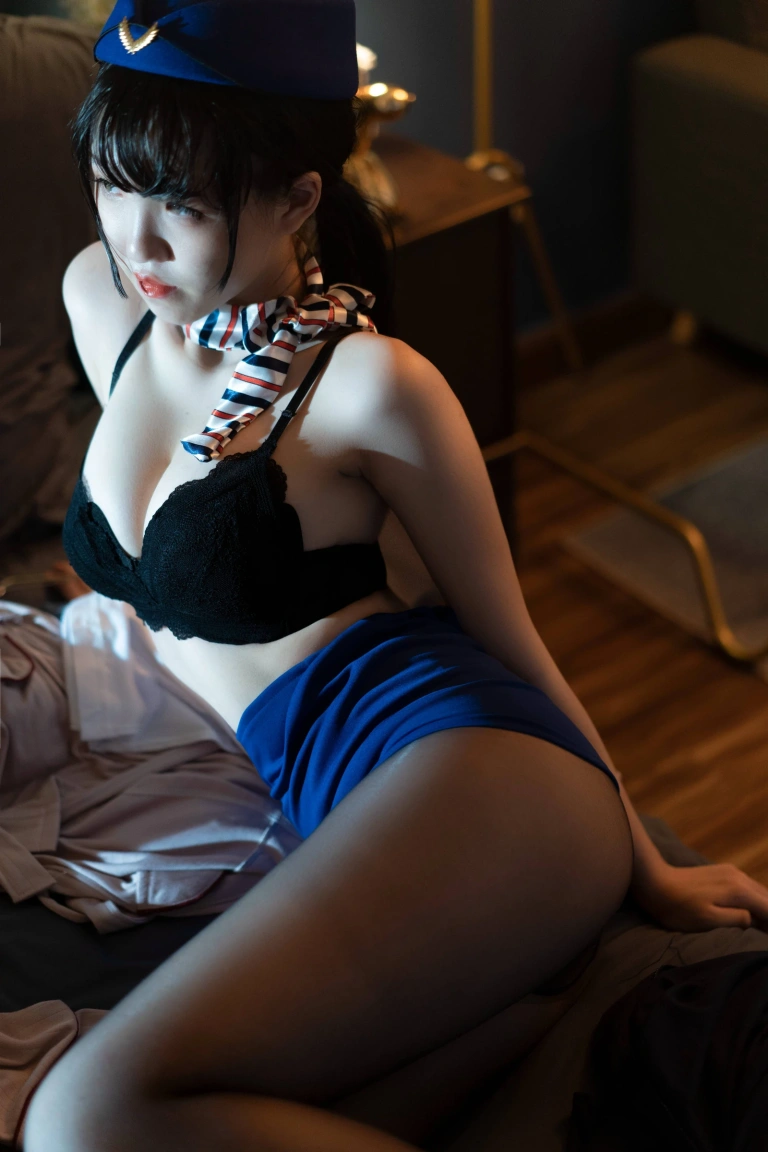 阿薰kaOri《薰制服》主题写真：33张全套美图，含1个视频