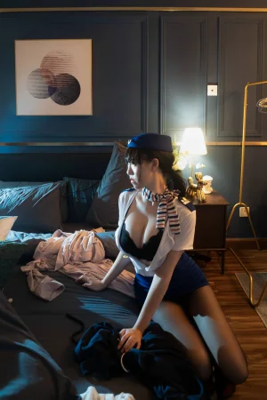 阿薰kaOri《薰制服》主题写真：33张全套美图，含1个视频
