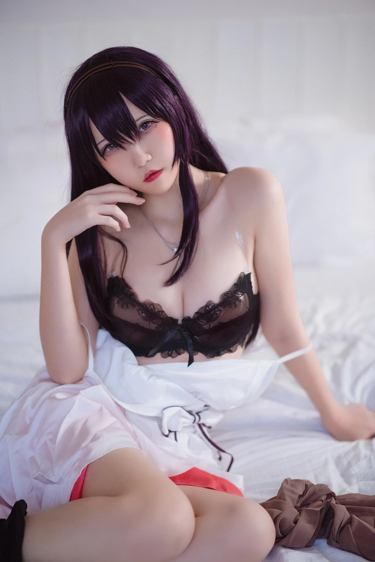 阿薰kaOri《学姐礼服+内衣》主题写真：33张全套美图