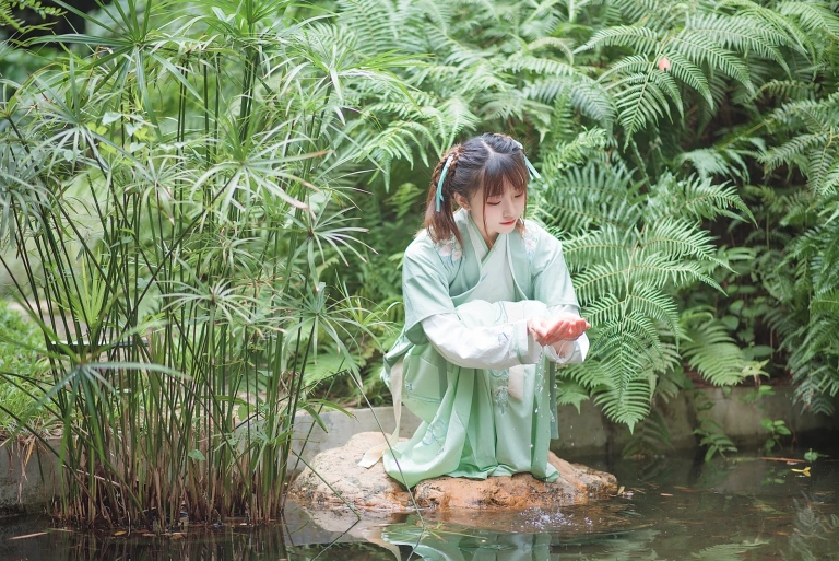 Kitaro_绮太郎《娉娉袅袅十三余，豆蔻年华二月初》主题写真：19张全套美图