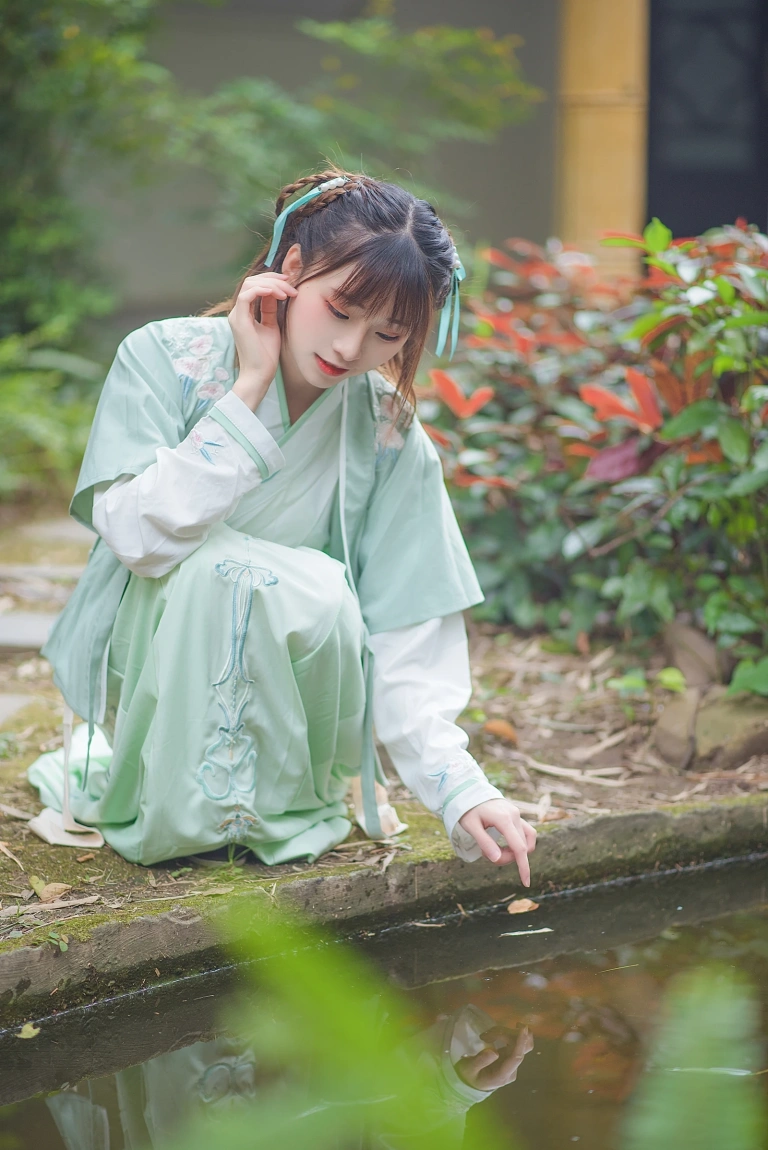 Kitaro_绮太郎《娉娉袅袅十三余，豆蔻年华二月初》主题写真：19张全套美图