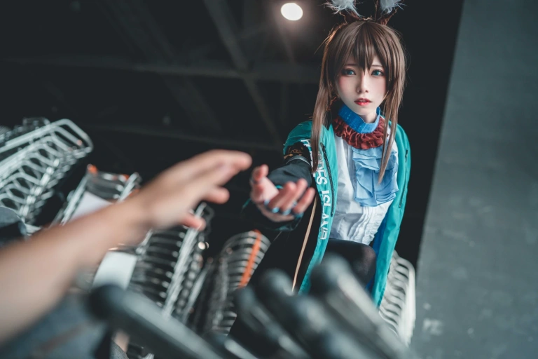 Kitaro_绮太郎《明日方舟 阿米娅》主题写真：17张全套美图