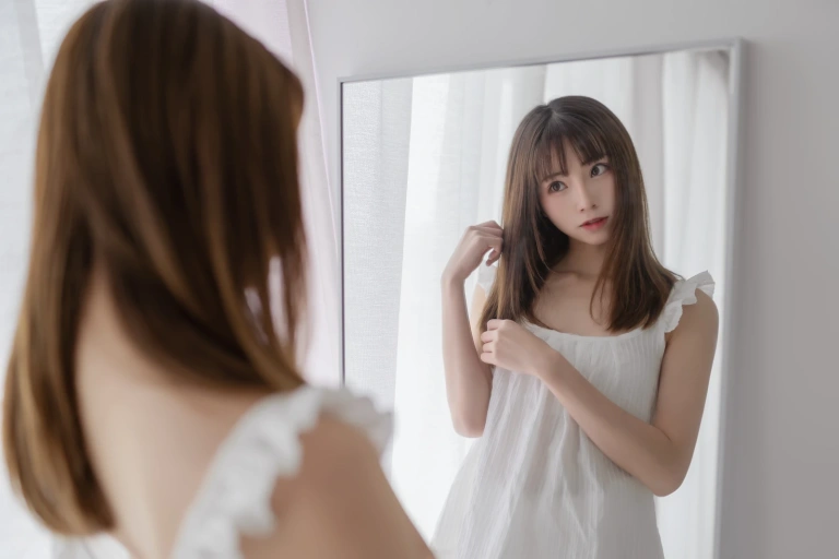 Kitaro_绮太郎《白色睡衣》主题写真：45张全套美图