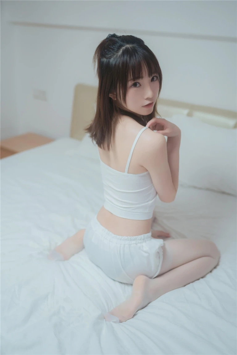 Kitaro_绮太郎《白丝套装》主题写真：42张全套美图