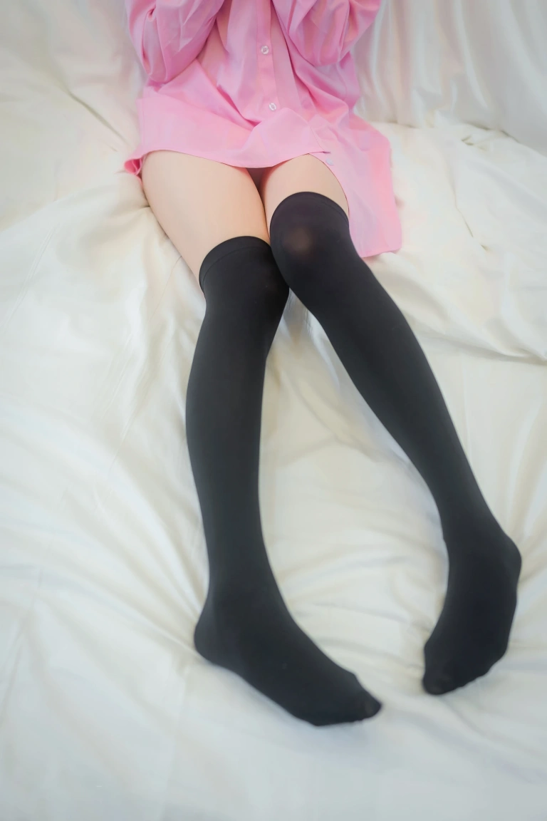 Kitaro_绮太郎《粉色衬衫》主题写真：38张全套美图