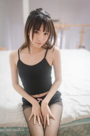 Kitaro_绮太郎《黑丝套装》主题写真：40张全套美图