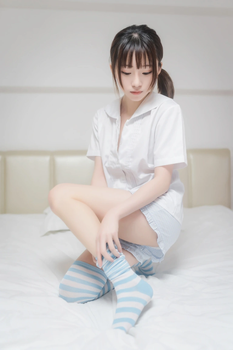 Kitaro_绮太郎《蓝白条纹袜》主题写真：42张全套美图