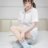 Kitaro_绮太郎《蓝白条纹袜》主题写真：42张全套美图