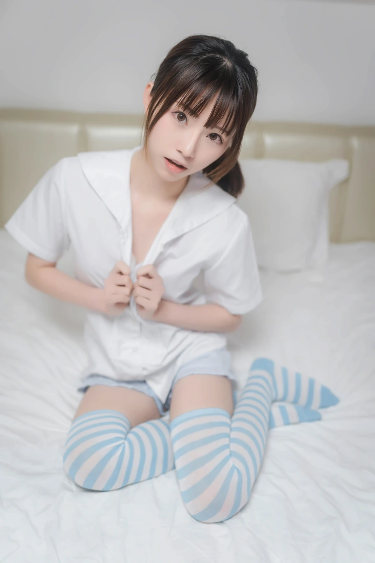 Kitaro_绮太郎《蓝白条纹袜》主题写真：42张全套美图