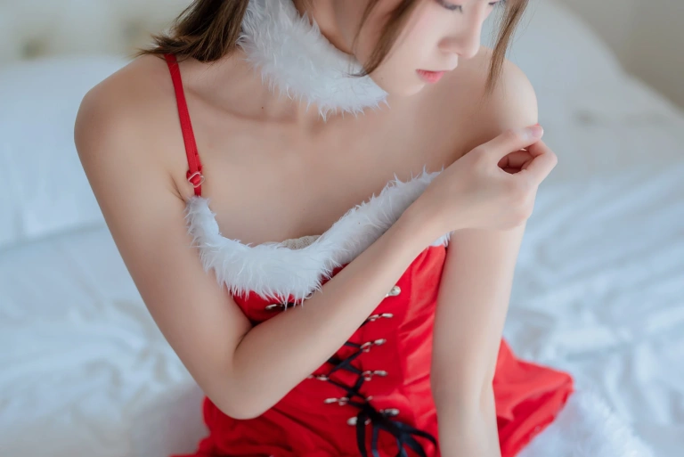 Kitaro_绮太郎《圣诞萌女郎》主题写真：46张全套美图