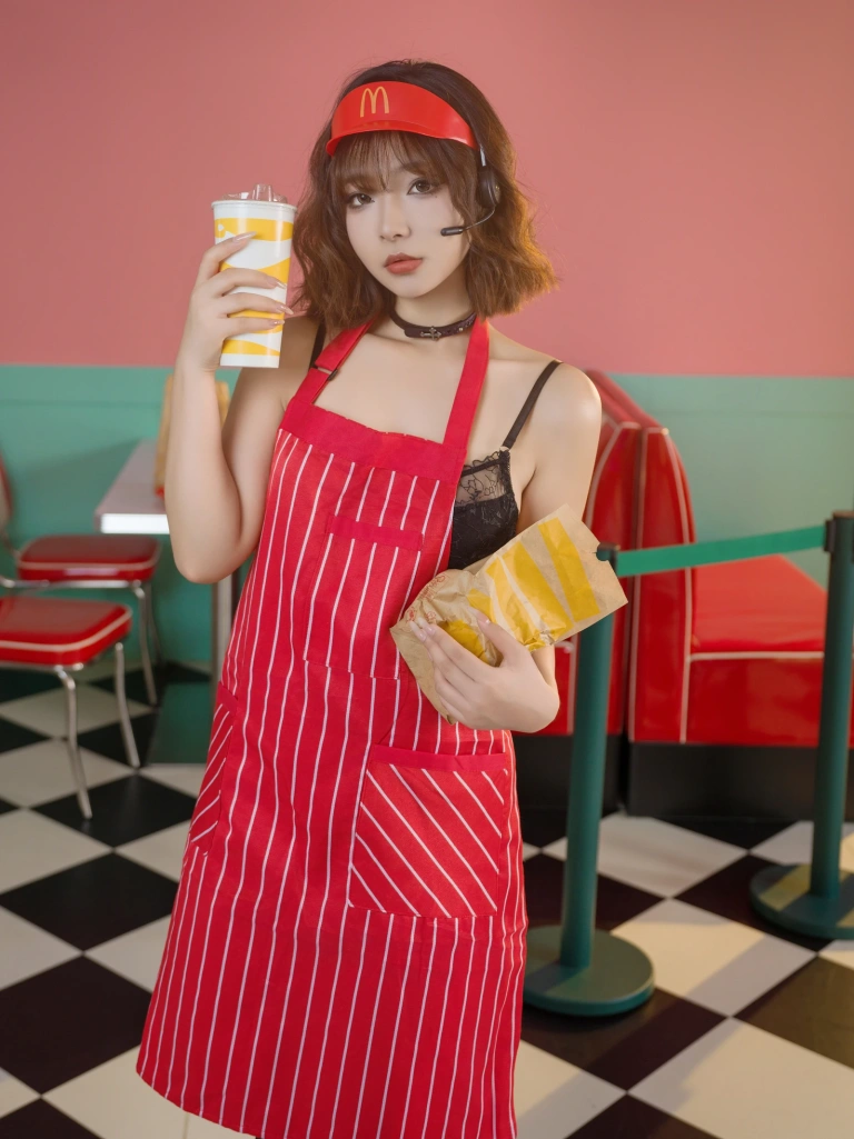 Kokuhui(yuuhui玉汇)《麦当劳的女服务员》主题写真：149张全套美图