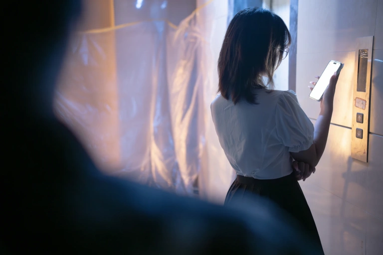 Kokuhui(yuuhui玉汇)《电梯间の尾行》主题写真：164张全套美图，含1个视频