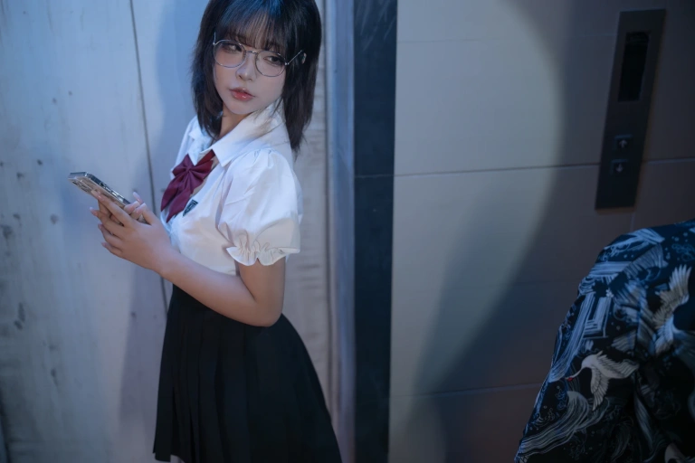 Kokuhui(yuuhui玉汇)《电梯间の尾行》主题写真：164张全套美图，含1个视频