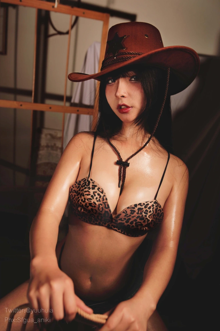Kokuhui(yuuhui玉汇)《豹纹牛仔》主题写真：25张全套美图