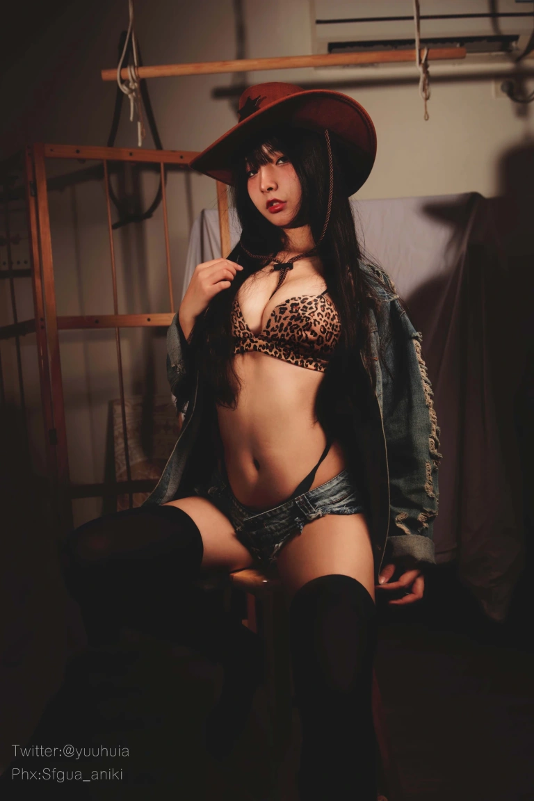 Kokuhui(yuuhui玉汇)《豹纹牛仔》主题写真：25张全套美图