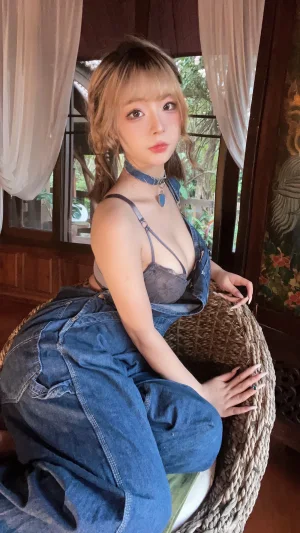 Kokuhui(yuuhui玉汇)《Patreon订阅 背带裤妹妹》主题写真：41张全套美图，含1个视频